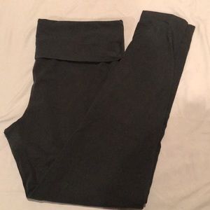 Pink Victoria’s Secret leggings. Black size L